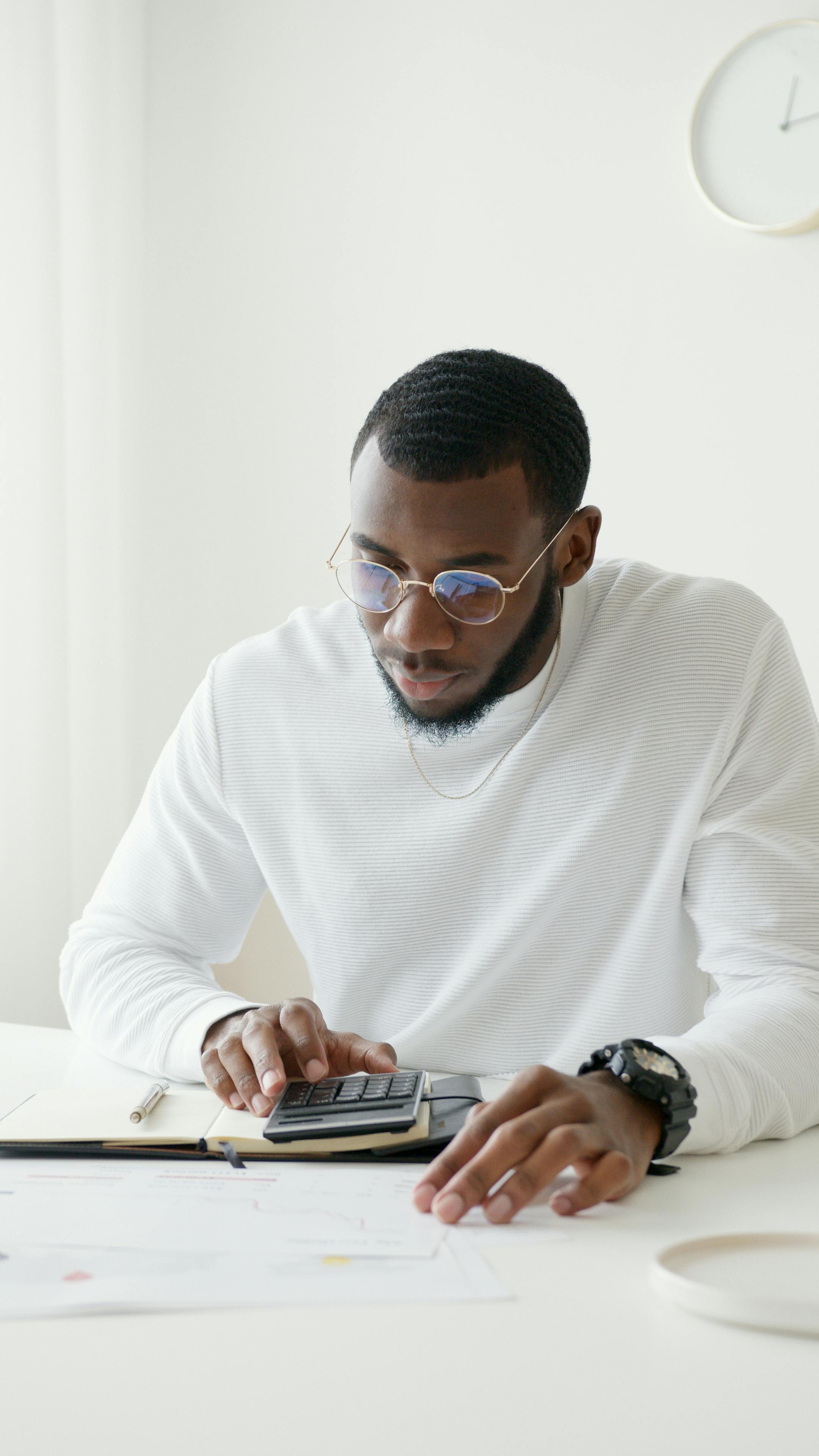 Analyste financier de Blackroots Partners en pleine étude de modélisation